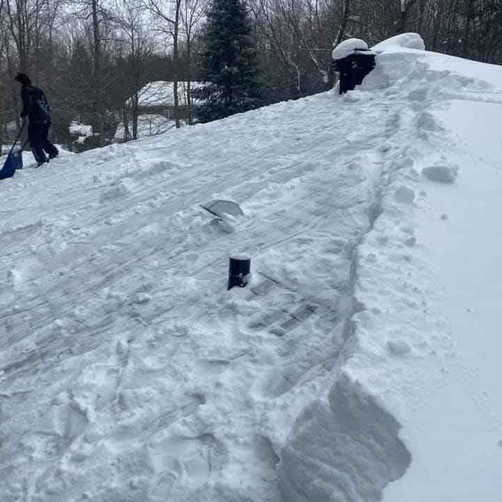 Déneigement toiture résidentielle